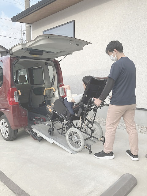 車椅子の方の乗車をお手伝いするところ