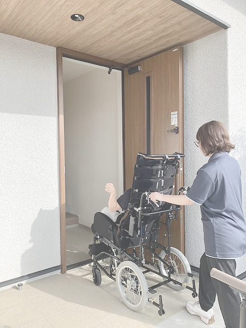 車椅子の方のご自宅への出入りをお手伝いするところ